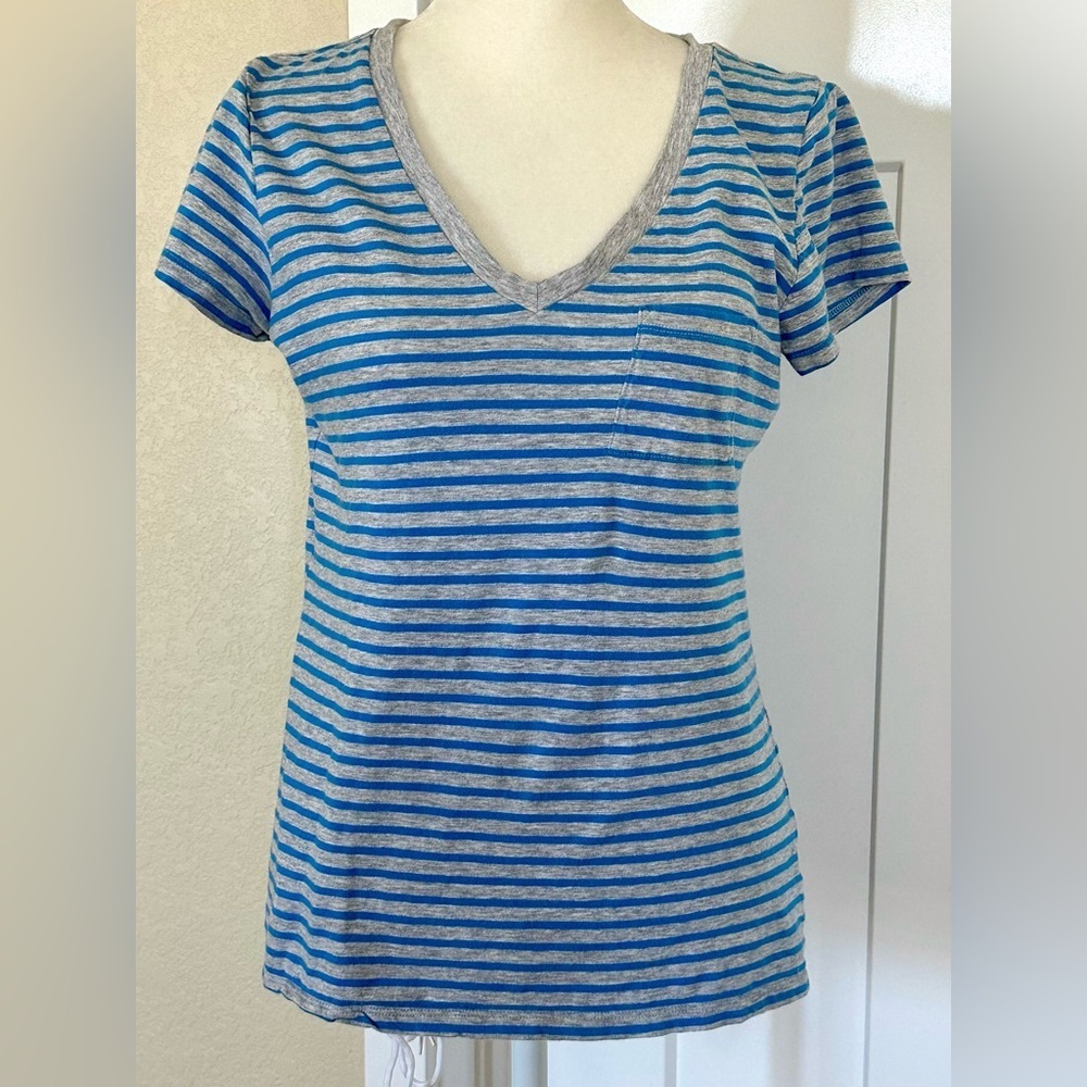 GAP Essential V-Neck Tee Women’s XS Blue Gray Striped Short Sleeve Cotton